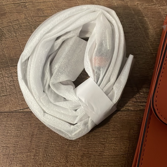 Rare find Armani orange crossover bag - Picture 2 of 11